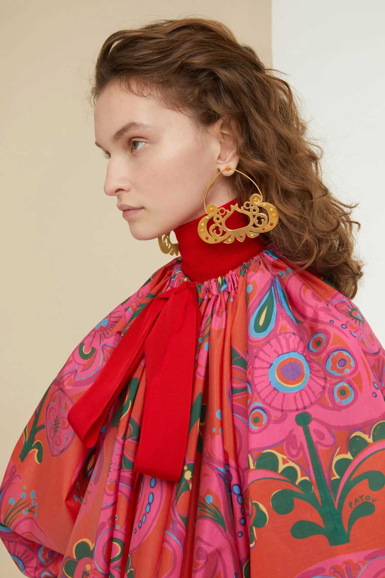 Large cut-out hoop earrings in gold-plated brass and pearls