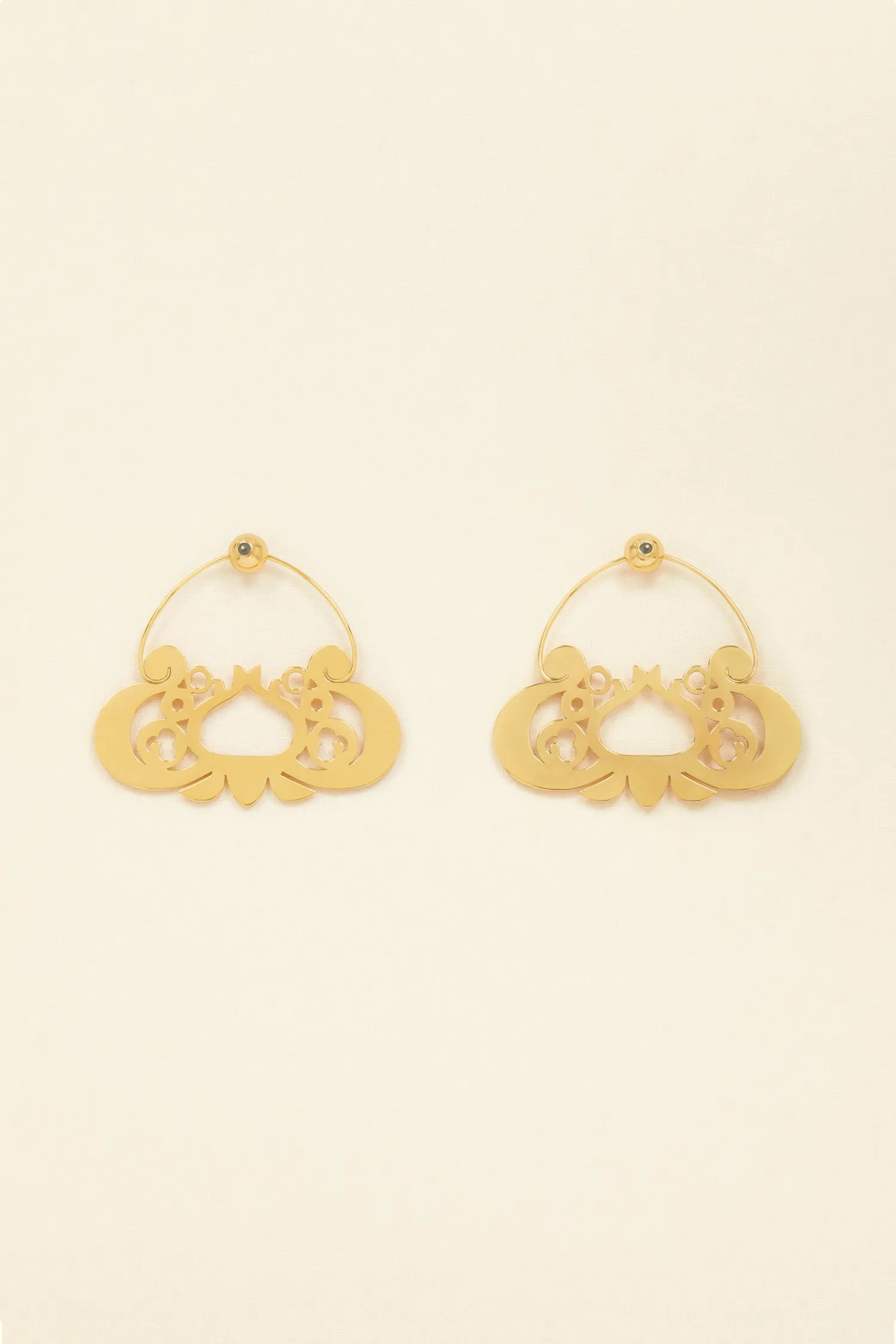 Large cut-out hoop earrings in gold-plated brass and pearls