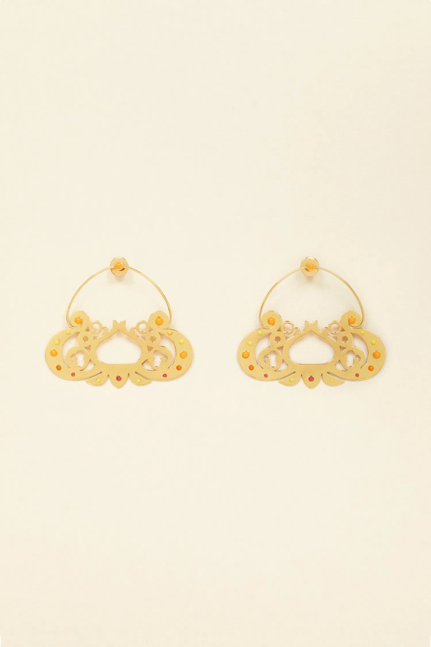 Large cut-out hoop earrings in gold-plated brass and pearls