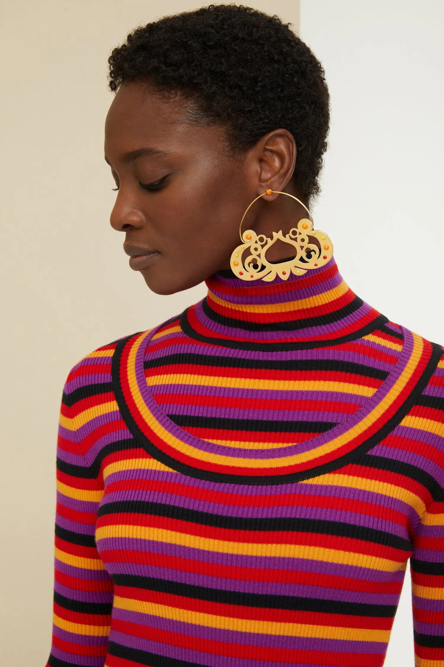 Large cut-out hoop earrings in gold-plated brass and pearls