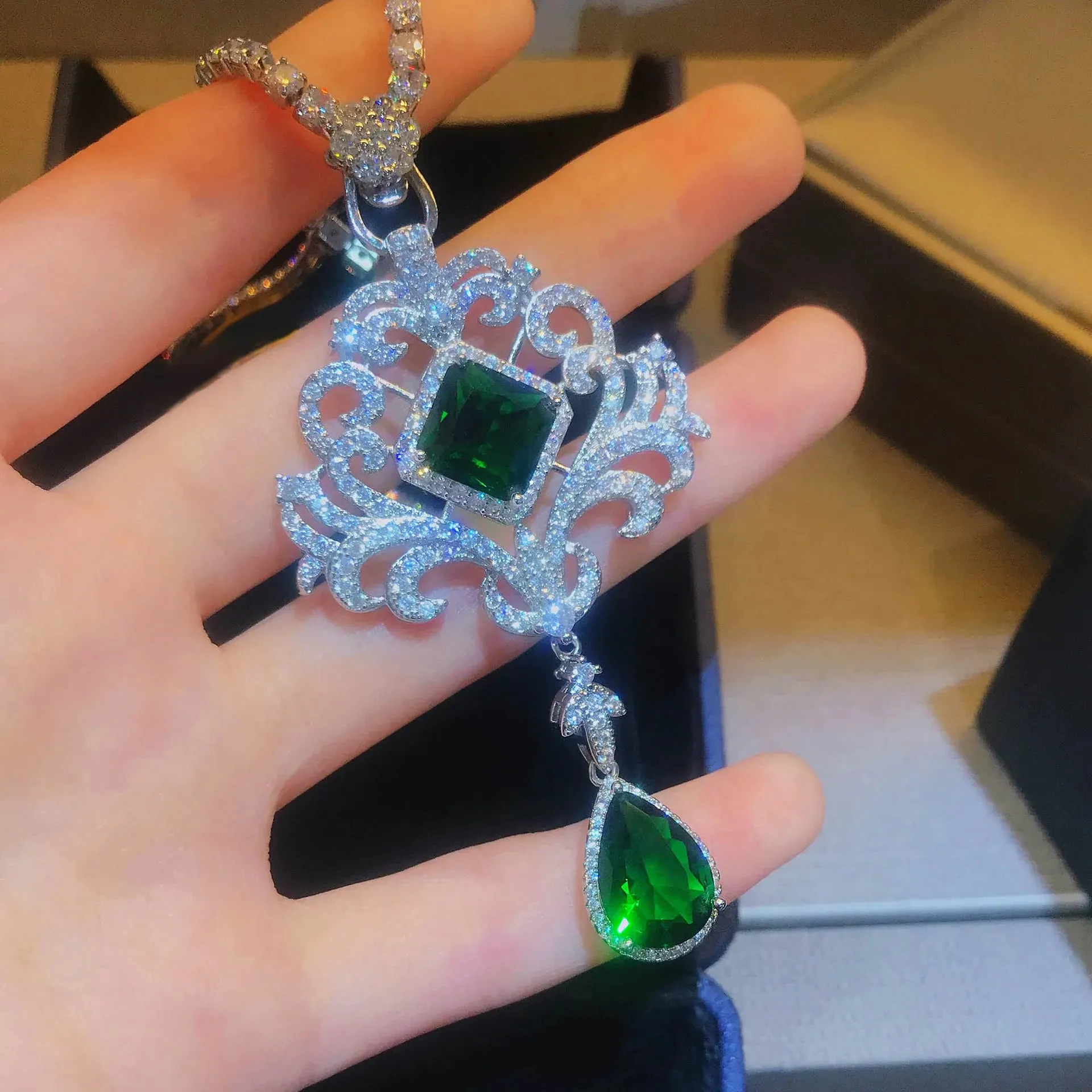 Luxury Temperament Simulation Emerald Pendant