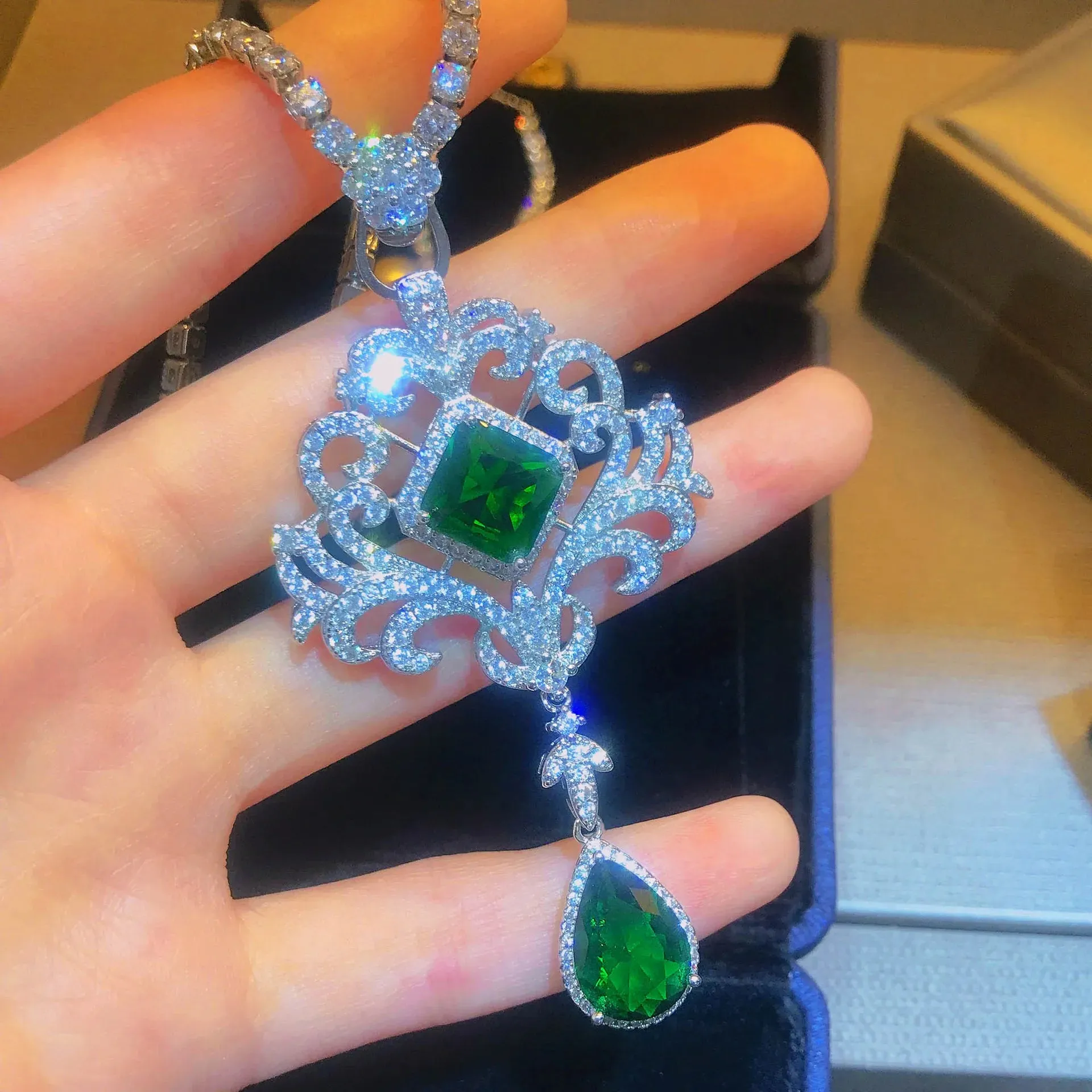 Luxury Temperament Simulation Emerald Pendant