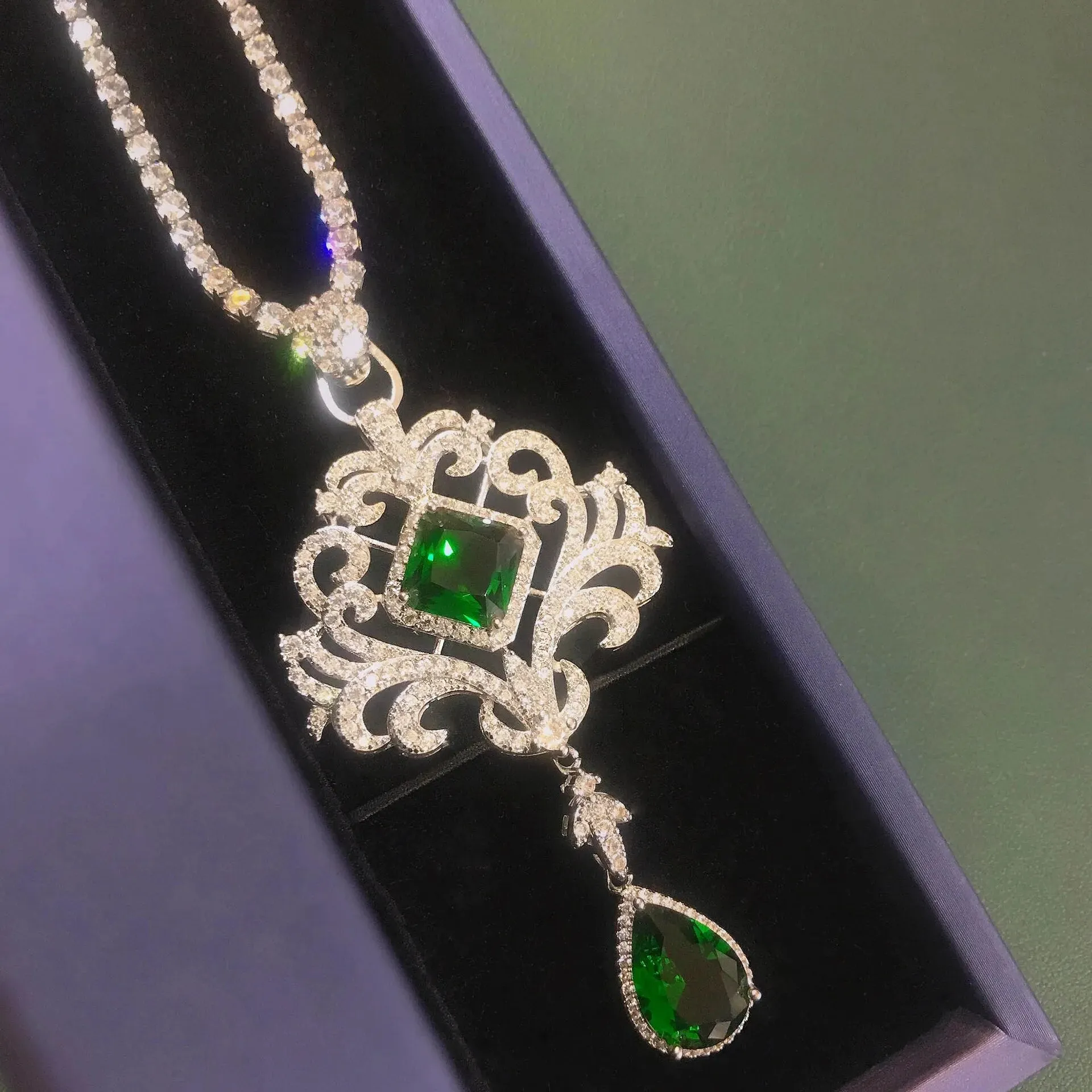 Luxury Temperament Simulation Emerald Pendant